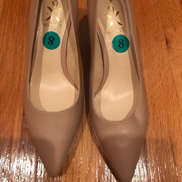Nude Pumps, size 8. - Picture 2 of 3